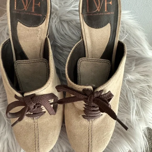 Diane Von Furstenberg Cream and Brown Mules with Elegant Design - Picture 2 of 6